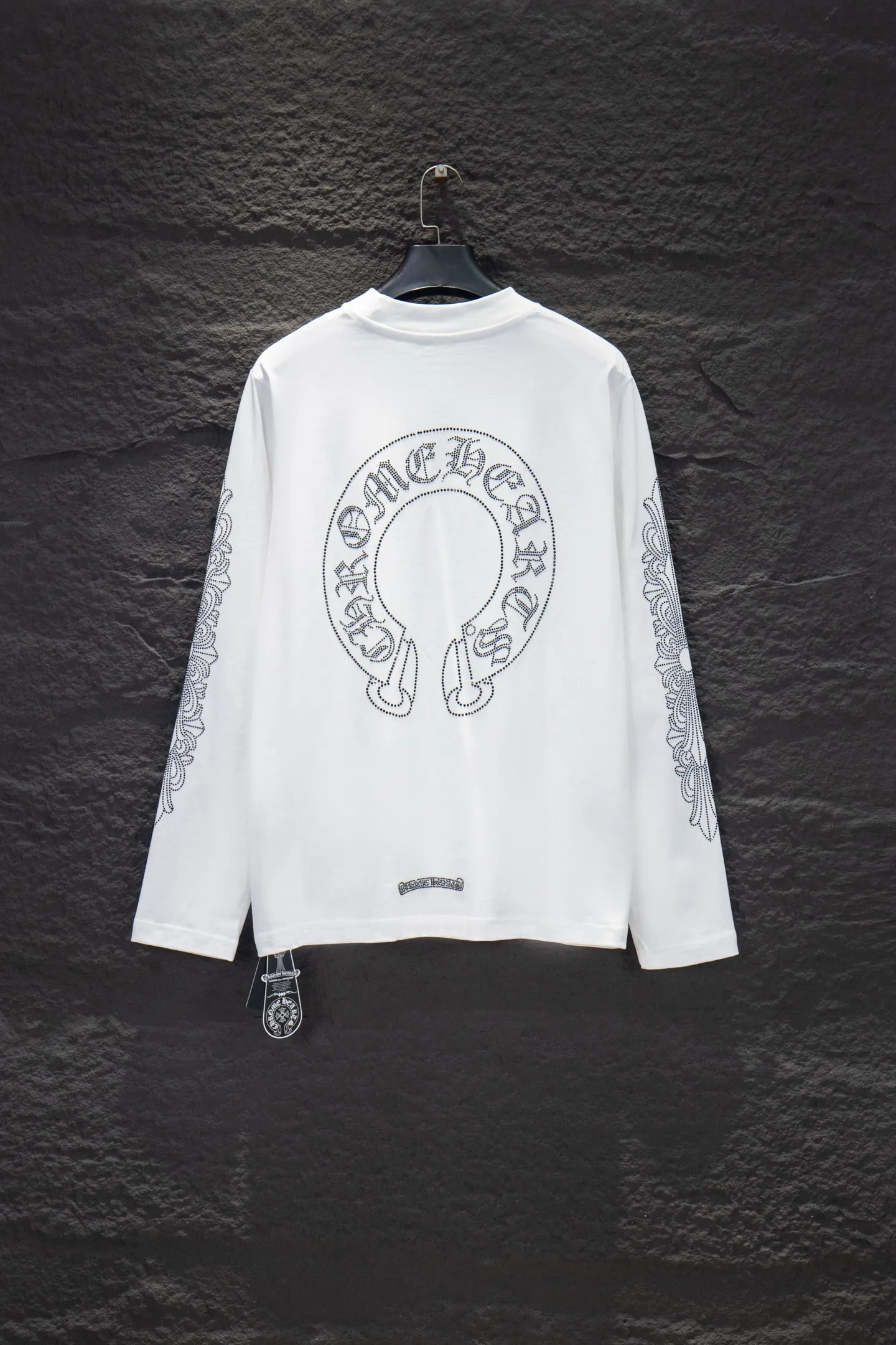 P230 🆕Chrome Hearts os version is really charming and Chrome Hearts is really a must-have. Each season's new version is made to the extreme. It is very practical and can be worn casually. Nice✔️ - ⚠️100% cotton. It is made of 21 double yarns, 300g weight fabric and imported knitted carded cotton. It has moderate thickness, drape and contour, and the upper body is comfortable! ! It is very tolerant to fat body types and can instantly lose five pounds after wearing it!  Specially ordered many Austrian hot diamonds, which have the bling bling effect of natural crystals under the light, with multi-faceted reflective points, and the production cost is extremely high. The laser molding includes a computer engraving machine and a laser machine, which are accurate in units of particles. Finally, it is hot and set at high temperature. After the hot ironing, the firmness needs to be tested repeatedly on the hot stamping. It can show colorful reflections under the light. The collar webbing extends to the shoulders for reinforcement, and the stitching at the joints. The hem and cuffs are all made with 0.2mm gauge double-thread turning. They are carefully produced at a high cost. The attitude of making goods with a magnifying glass restores the quality and effect of the product. The full set of customized accessories is only used to present every detail to customers. Film printing, 50,000 positioning, is very time-consuming. The body is treated with hot diamond elements, which greatly increases the interest of the clothing; unique visual effects. After special treatment, a unique effect is formed. An irregular hem is added to the version. This year's Kroxin is the main version. In the past two years, the oversize version has become the focus of the trend and has been a popular staple in the past two years. The change of designers has made this brand an instant hit. The progressive fashion of the times also needs the blood impact of fresh elements and trendy designs in order to continue its glory! It’s stylish both inside and outside, a must-have for high street travel! An absolute "eye-catching style" that can match couples 💏 Color: Black White Size: S M L XL